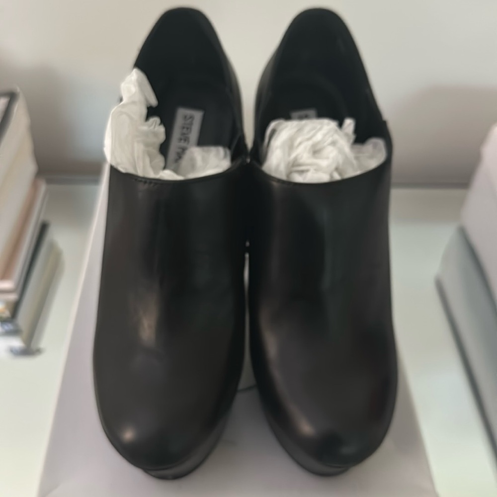 Black leather size 8 wedges